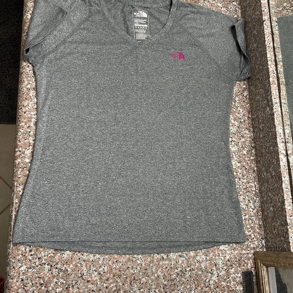 Women’s The North Face t shirt - Picture 2 of 6